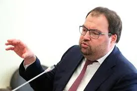Глава Минцифры Максут Шадаев заявил на IT‑завтраке ПМЭФ‑2026, что внедрение механизмов возрастной идентификации на онлайн‑платформах — ближайшая задача ведомства; изучается опыт игровой платформы Roblox, которая в России заблокирована.