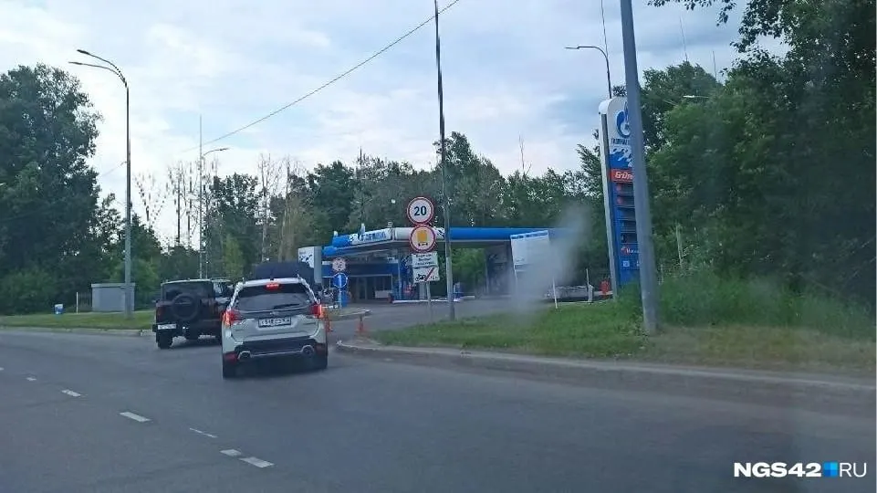 Жители Кемеровской области жалуются на дефицит топлива и рост цен на автозаправках; региональный Минпромторг называет ситуацию временной.