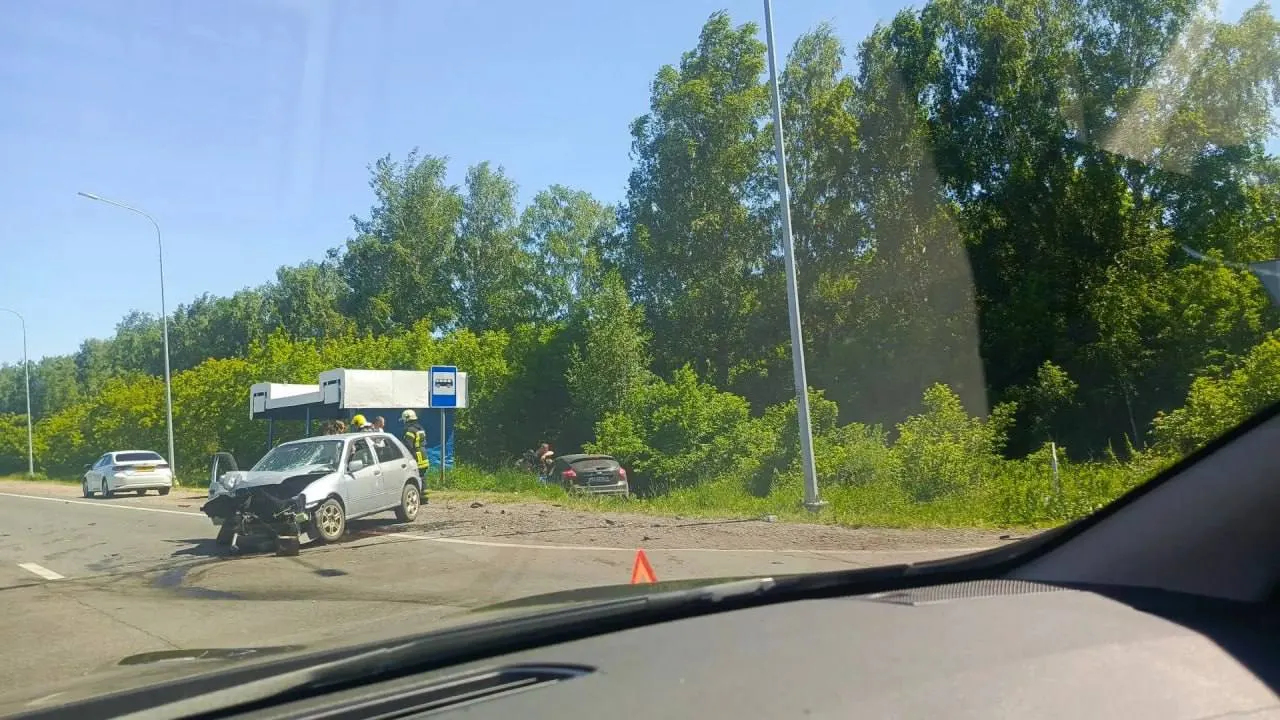 В Барнауле в микрорайоне Авиатор столкнулись два автомобиля: одна машина съехала в кювет, у второй — повреждена передняя часть. Официальные подробности происшествия уточняются.