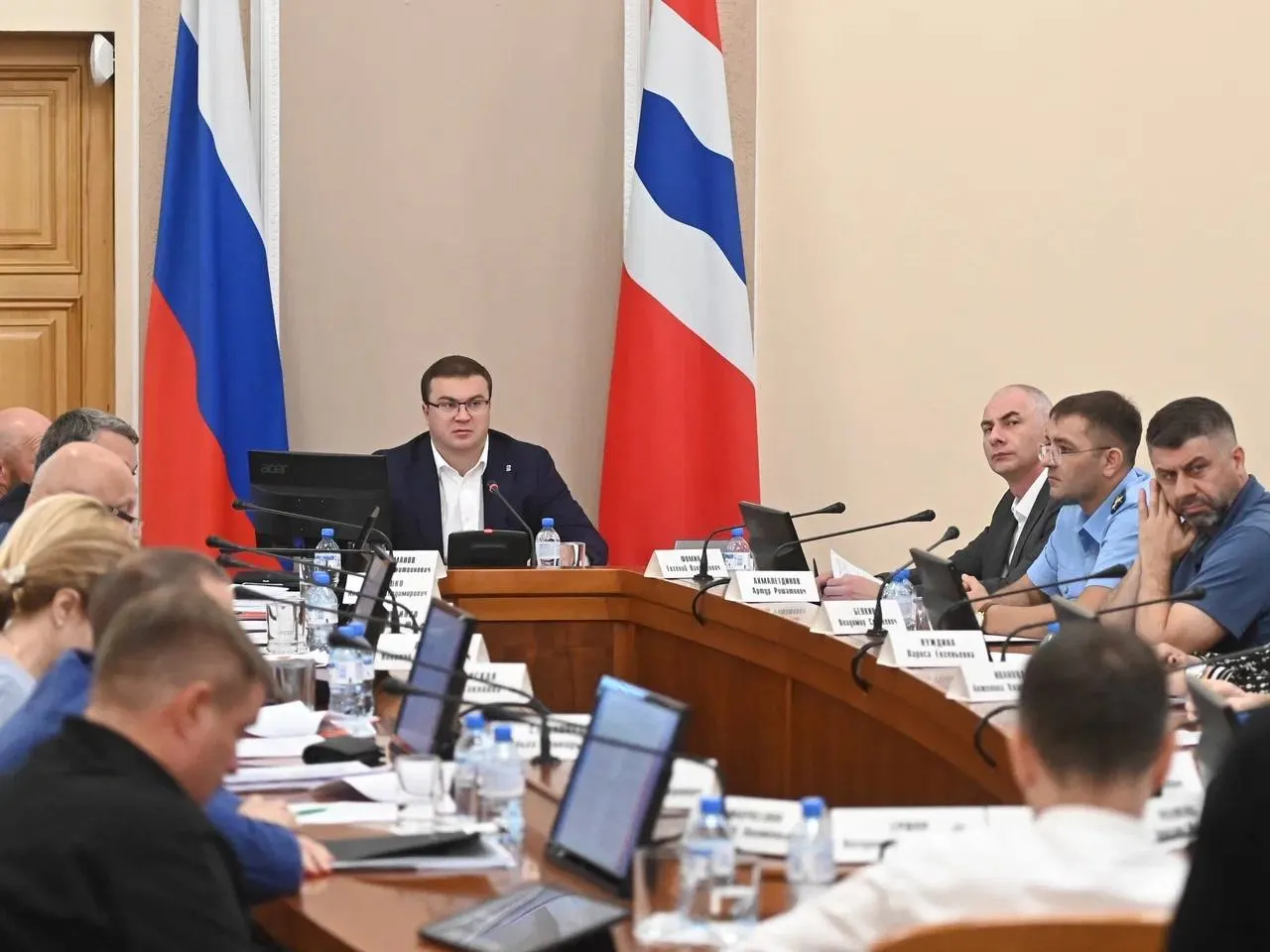 «Единая Россия» объединила Новосибирскую и Омскую области в один региональный список: в первой тройке — два губернатора, хотя оба не участвовали в праймериз; среди ближайших претендентов — победители праймериз и «участники СВО».