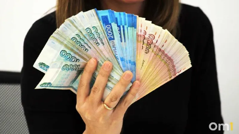 Почти половина россиян до 35 лет периодически откладывает деньги; среди городов‑лидеров по доле сберегающей молодёжи — Омск.
