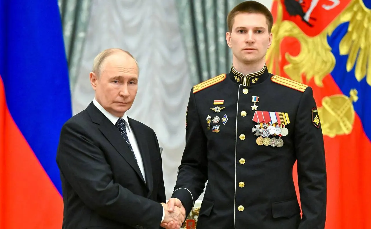 Президент лично наградил Ивана Берестовского медалью Героя России за мужество в ходе спецоперации: он дважды был ранен, уничтожил три «Леопард‑2» и участвовал в освобождении более 40 населённых пунктов.