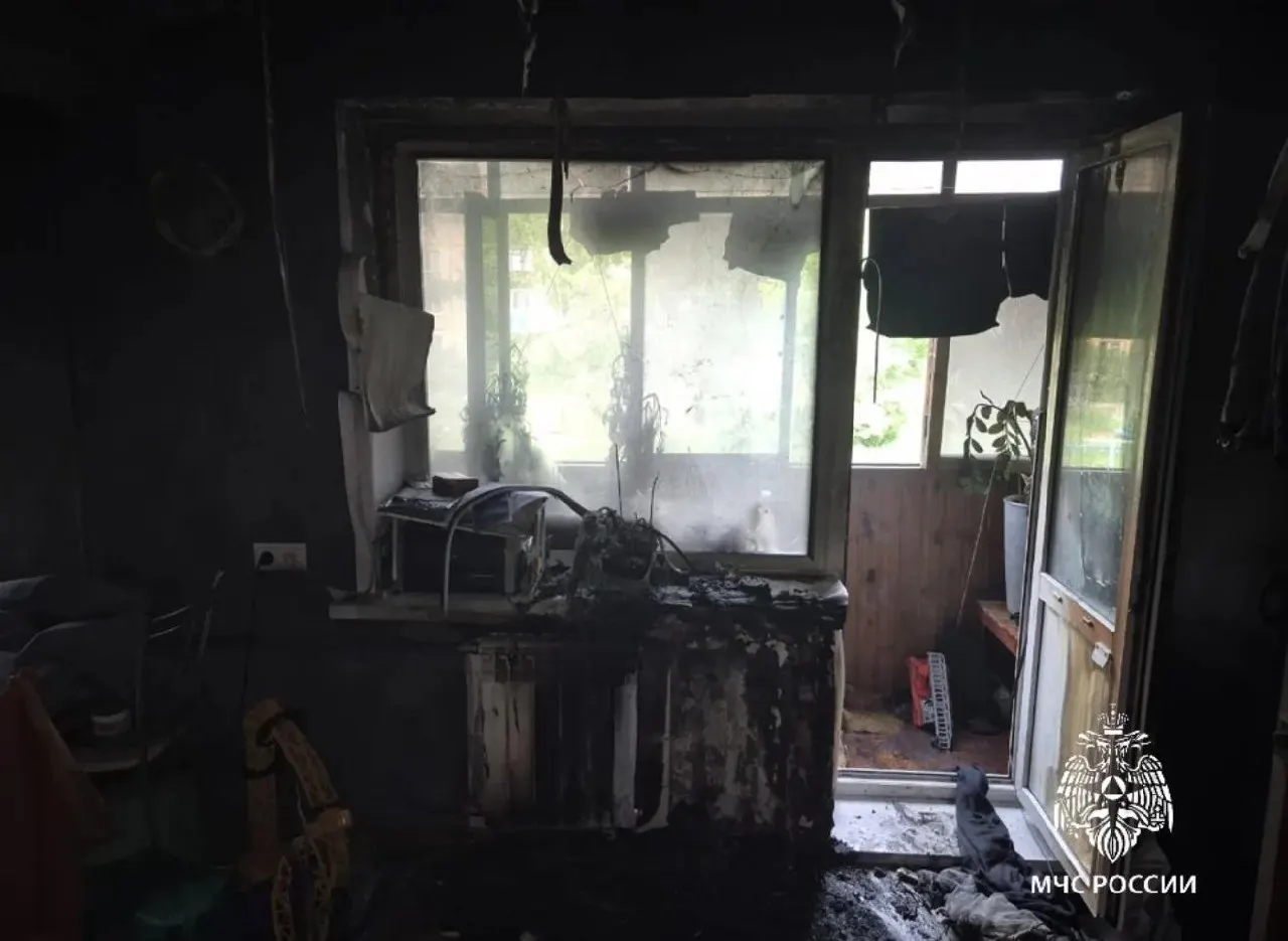 Возгорание во втором этаже пятиэтажки в 207/210 квартале ликвидировали за 7 минут; причиной стало короткое замыкание нагревательной лампы.