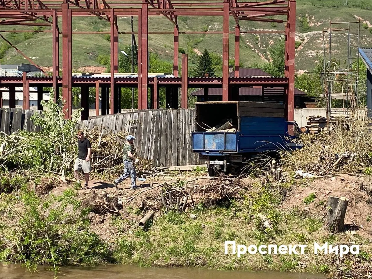 На одной из прогулочных зон Красноярска срубили старые деревья. Власти обещают высадить новые деревья и кустарники, жители жалуются на потерю зелёных крон.