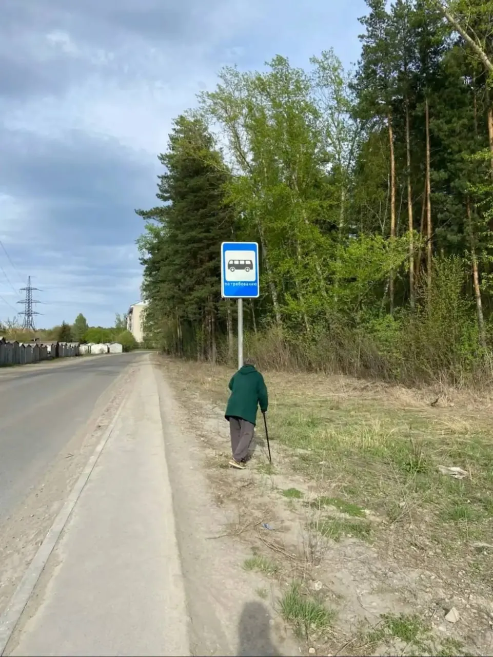 Жители жалуются, что на остановке, где останавливается 80-й автобус, отсутствует павильон и лавочки. Особенно страдают пожилые: им приходится ждать транспорт под дождём и на жаре. Обращения в комитет по дорожному хозяйству и транспорту продолжаются.