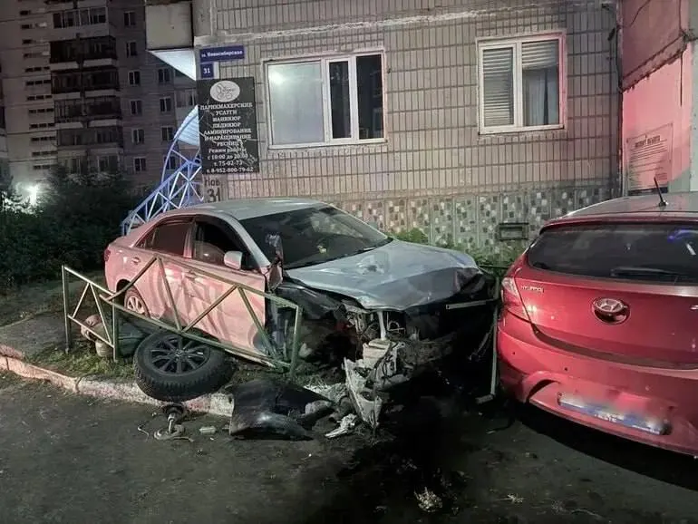 19‑летний водитель Toyota Vista 22 июня на улице Новосибирской в Томске сбил двух школьников; семьи пострадавших опасаются возможного давления со стороны близких обвиняемого на ход расследования.