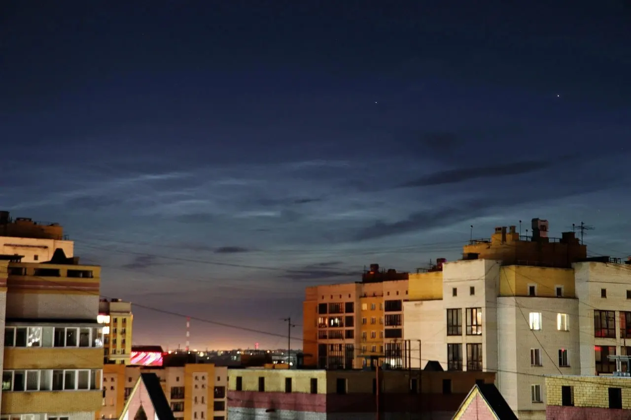 Над Омском заметили редкое атмосферное явление — серебристые облака. В омском планетарии объясняют, что на большой высоте водяной пар кристаллизуется на частицах метеорной пыли и отражает свет Солнца.