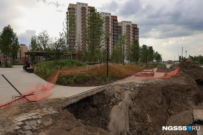 Через полгода после завершения работ близ спортивной арены сквер превратился в место с провалами покрытия, недостроенными элементами и пустыми зонами — жители требуют приведения территории в порядок.