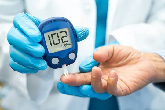 Официально в крае зарегистрировано около 136 тысяч человек с диабетом (почти 5% населения), но врачи считают, что реальное число может быть вдвое выше. Отмечается рост числа молодых пациентов и увеличение тяжёлых осложнений.