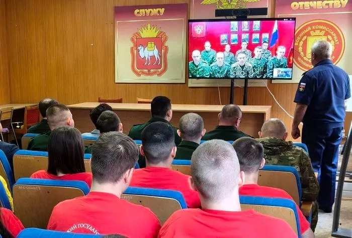 С начала июня 2026 года в ряде регионов России организовали не менее десяти телемостов, на которых студентов агитировали подписывать контракты и служить в подразделениях беспилотных летательных аппаратов.