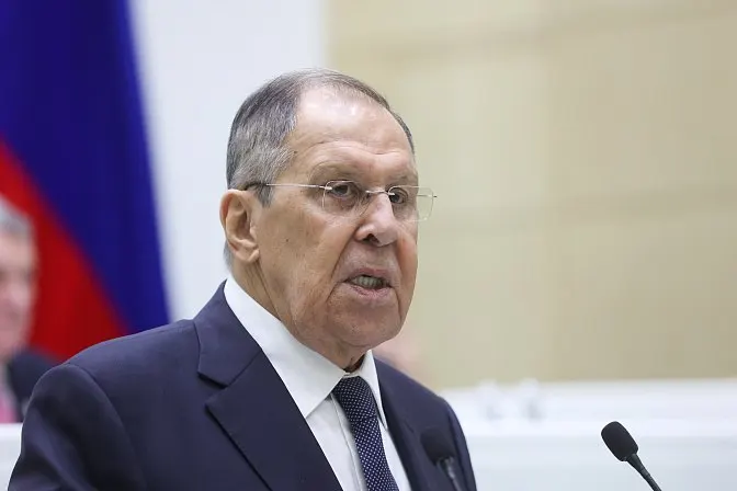Глава МИД России заявил, что Армения должна выбрать между Евразийским экономическим союзом и Европейским союзом — решение нужно принять быстро, поскольку правила двух объединений несовместимы и это влияет на тарифы и фитосанитарные требования.