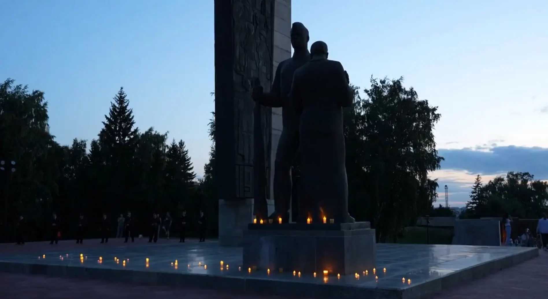 На площади Победы в Барнауле пройдёт концерт‑реквием, посвящённый Дню памяти и скорби: выступят симфонический оркестр, хоры и солисты филармонии, после — акция «Свеча памяти». Вход свободный, начало в 20:30, 6+.