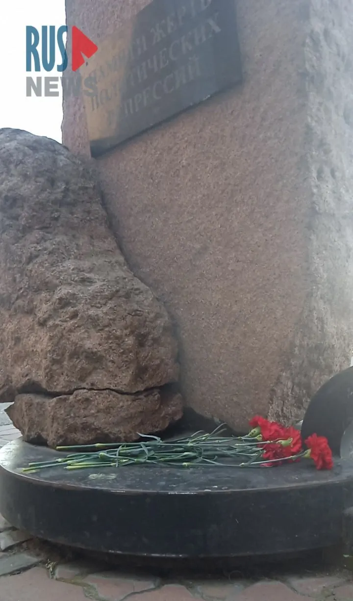 Жители Красноярска возложили цветы к памятнику жертв политических репрессий — 4 июня оппозиционному политику могло бы исполниться 50 лет.