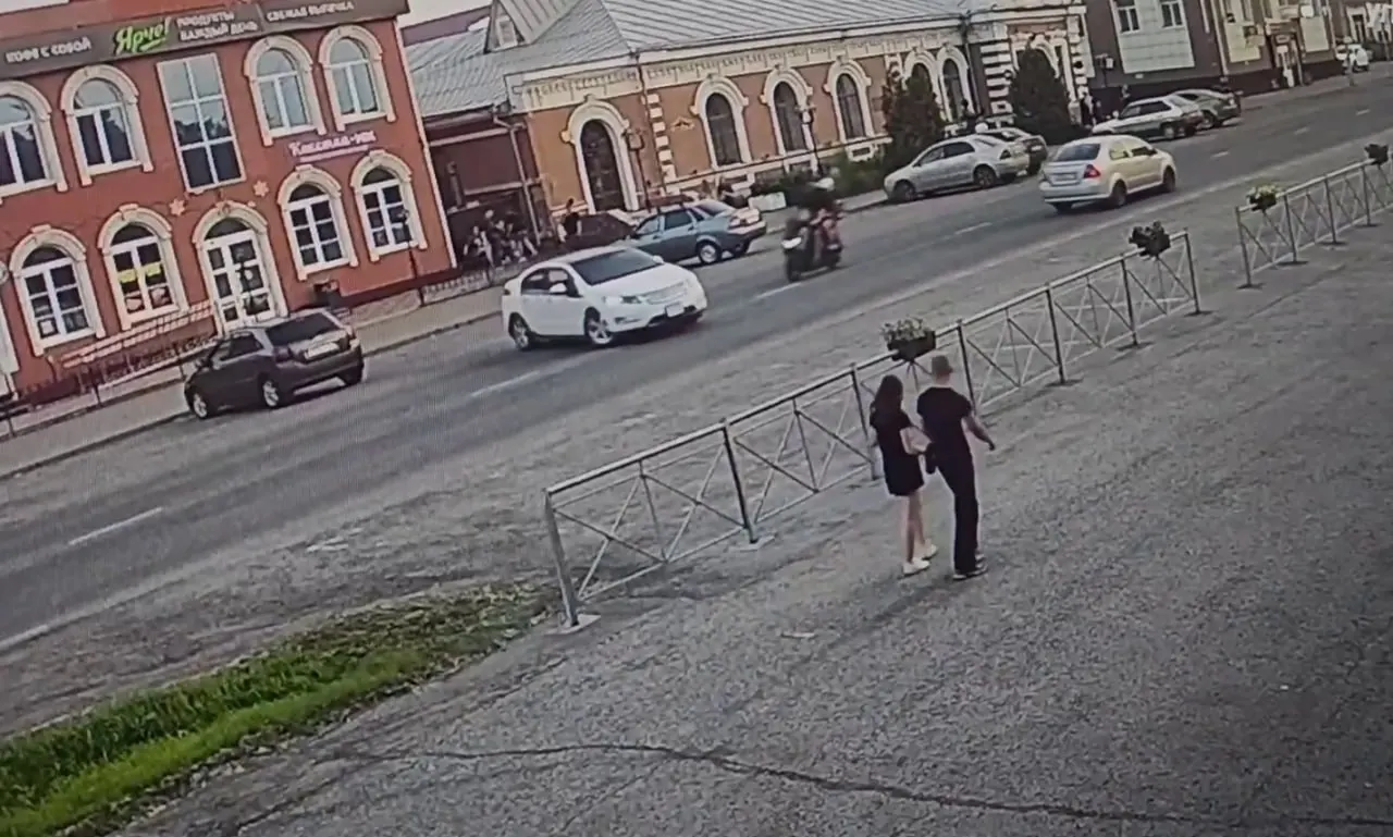 В Кемеровской области иномарка наехала на двоих на мопеде — один из участников погиб. По факту ДТП следователи возбудили уголовное дело, сообщили в полиции Кузбасса.