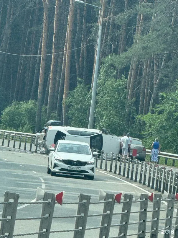 Из‑за перевёрнутого автомобиля на шоссе Ленточный Бор в Барнауле образовалась пробка. На месте работают экстренные службы, информации о пострадавших пока нет.