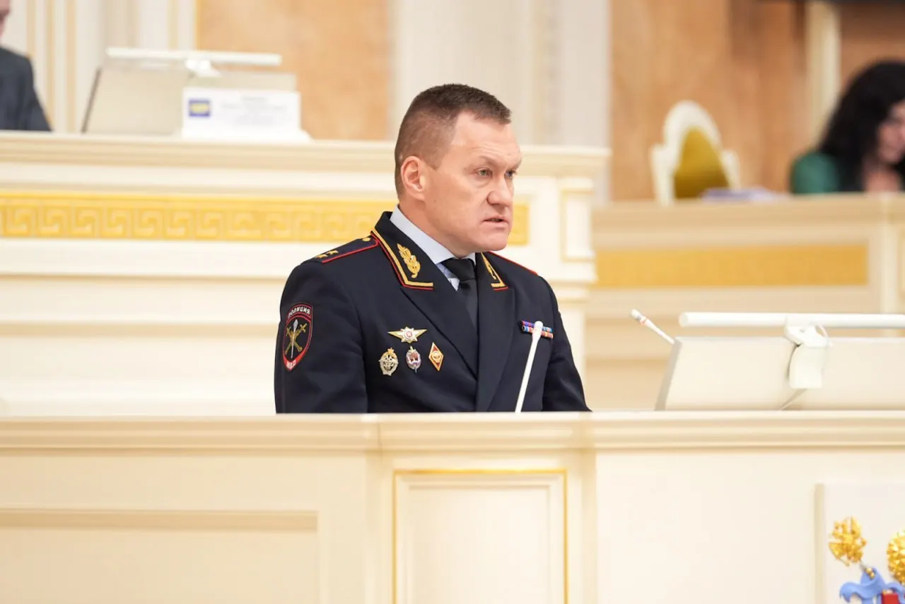 Евросоюз расширил санкционные перечни и включил в них начальника петербургского ГУ МВД Романа Плугина — в документе говорится о причастности к задержаниям участников акций памяти Алексея Навального и уличных музыкантов; санкции предполагают запрет въезда в ЕС и заморозку активов.