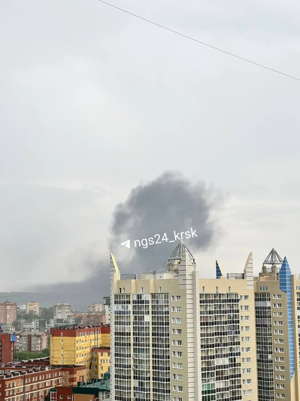 В Красноярске загорелся склад в районе дома на Калинина, 73А. Площадь возгорания уточняется, по предварительным данным людей в помещении нет. На месте работают пожарные — 11 единиц техники и около 40 человек.