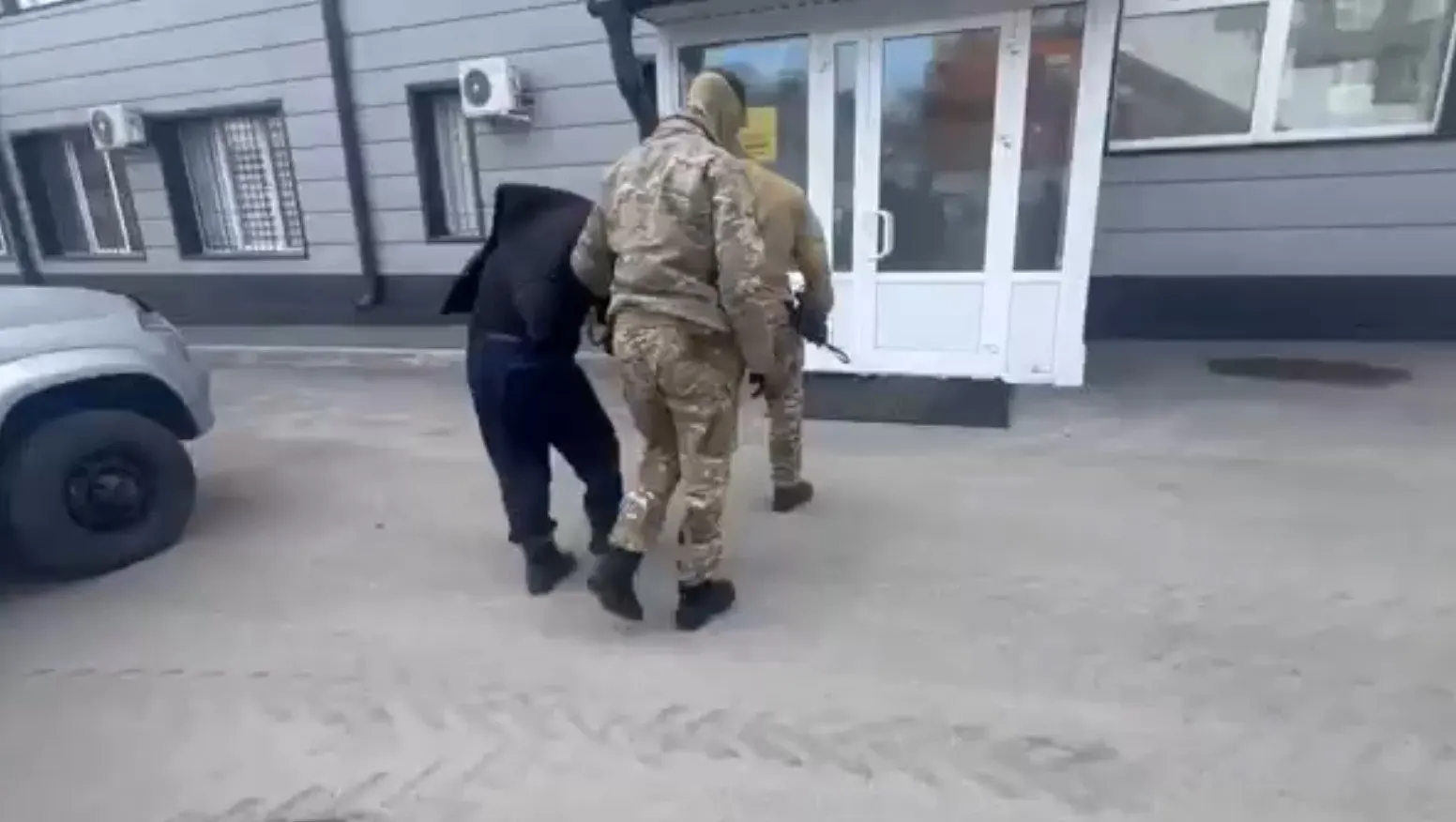 УФСБ задержало иностранного гражданина: следствие считает, что он переводил деньги, предназначенные для запрещённой организации. Возбуждено дело по части 1.1 статьи 205.1 УК РФ, подозреваемый заключён под стражу.