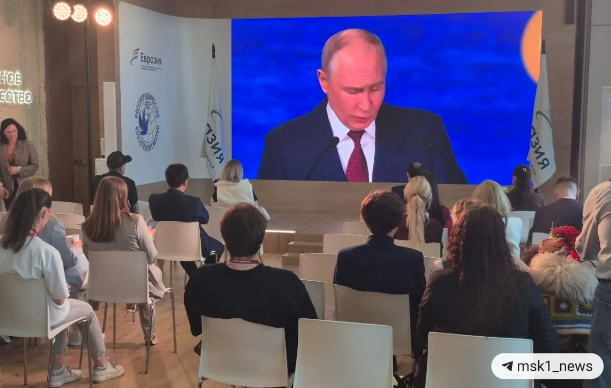 Президент обозначил смещение центров роста в пользу стран Глобального Юга, усилившуюся роль БРИКС и снижение западной доминации в мировой торговле.