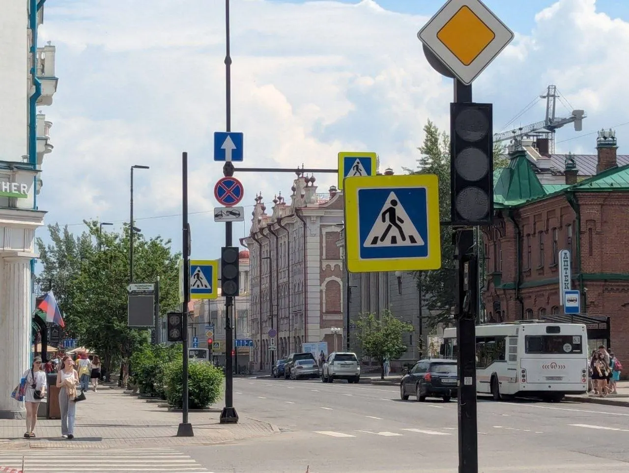 Из‑за аварии в центральной части города отключилось электроснабжение: свет пропал в жилых домах и на нескольких перекрёстках, при этом в отдельных зданиях электричество осталось.