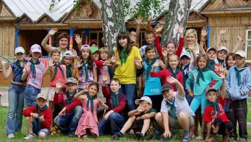 В регионе готовы 60 загородных оздоровительных лагерей и 835 дневных лагерей при школах; на площадках провели обработку от клещей, а программы включают экологические и научные смены.