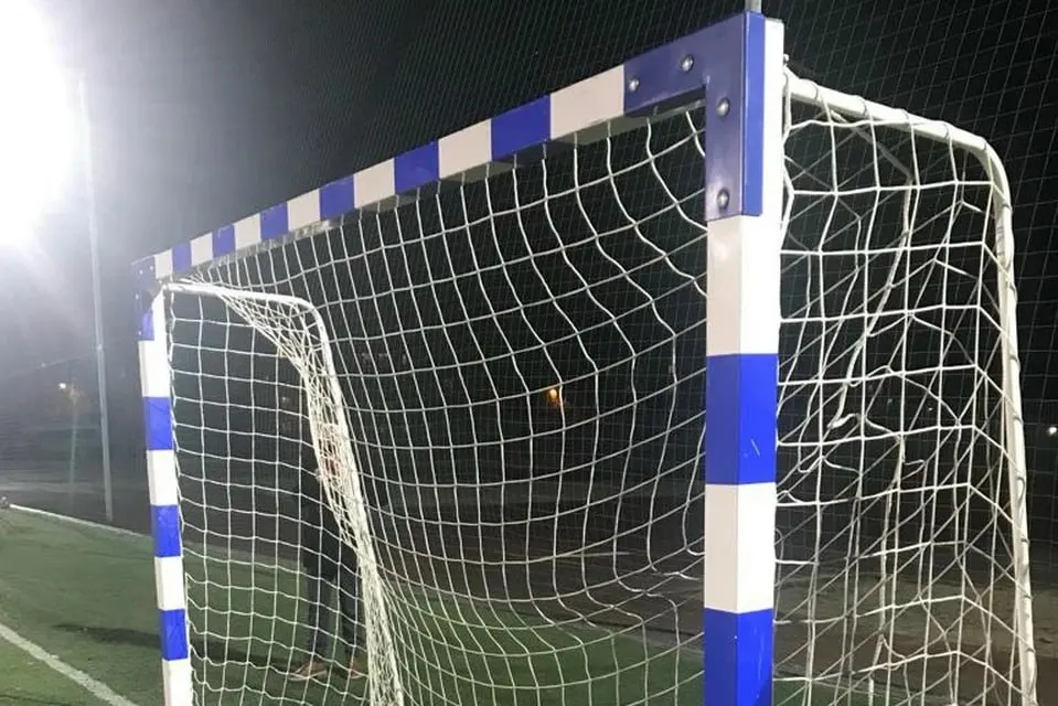 На школьной спортивной площадке в селе Тальменка незакреплённые футбольные ворота упали на подростка, его травмы оказались смертельными; следственный комитет возбудил дело о халатности.