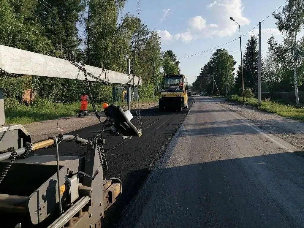 В Колпашевском районе приступили к ремонту 10‑километрового участка трассы Колпашево — Белый Яр. Работы ведут с использованием мобильного асфальтобетонного завода; завершить планируют к середине сентября. Жители также обратили внимание на другие дорожные проблемы в регионе.
