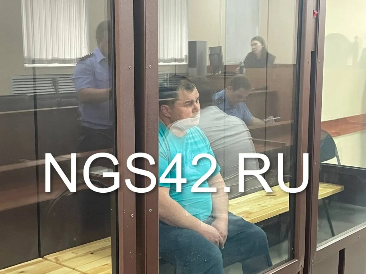 Детского тренера и предпринимателя отправили в следственный изолятор по делу о гибели 17‑летнего подростка во время охоты в Крапивинском округе. Всего против троих участников выдвинуты обвинения.