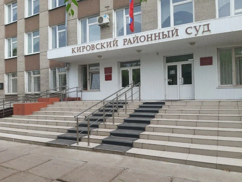 Кировский районный суд признал нарушения при составлении протокола и отменил постановление о штрафе. Материалы направлены на новое рассмотрение.