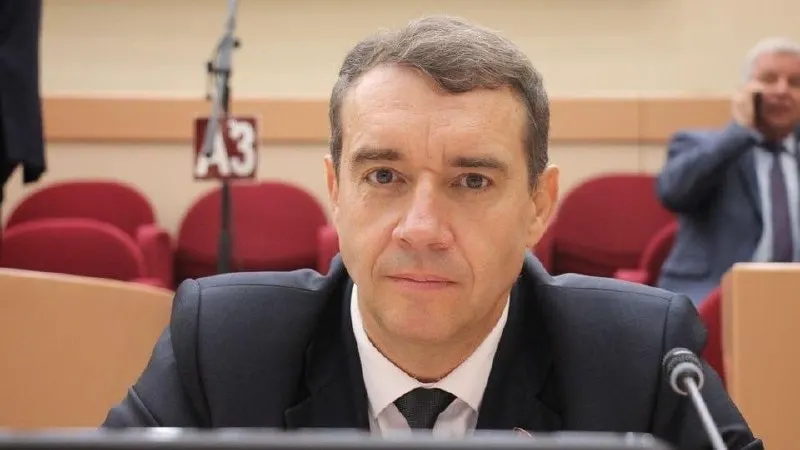 Глава фракции КПРФ задержан у здания областной думы — ему вменяют организацию несанкционированного мероприятия 1 мая; схожие аресты фиксировали и в других регионах.