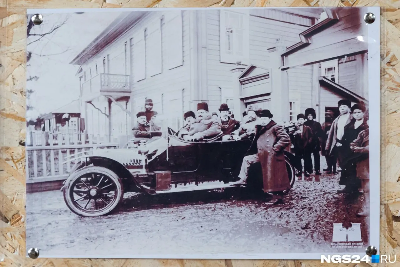 По архивным данным, 28 августа 1909 года крестьянин Степан Зубов получил разрешение на организацию пассажирских перевозок — уже в октябре того же года по Воскресенской улице запустили регулярное автомобильное движение.