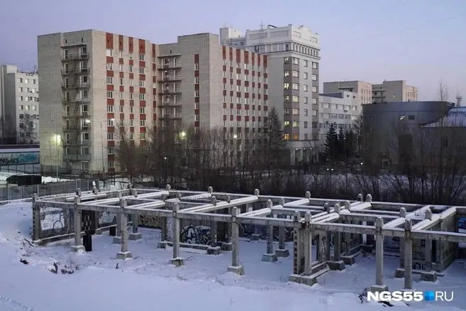 Аукцион по продаже недостроенного инженерного корпуса на улице Фрунзе прошёл без заявок: начальная цена — 285,1 млн рублей, гарантийный взнос — 57 млн рублей, готовность объекта — около 12%.