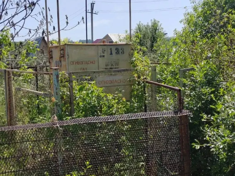 В посёлке Казённая Заимка беспокоит заброшенная газораспределительная установка на ул. Садовой, 15: объект зарос и не обслуживается с 2020 года, до ближайшего дома около 30 метров.