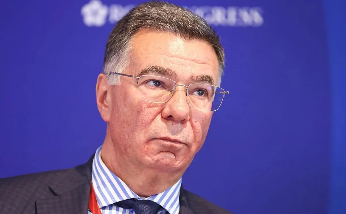 В нескольких регионах России ограничили продажу бензина в одни руки — меры действуют в Москве, Петербурге и не менее 13 областях. Власти объясняют ситуацию ремонтом и ударами по инфраструктуре.