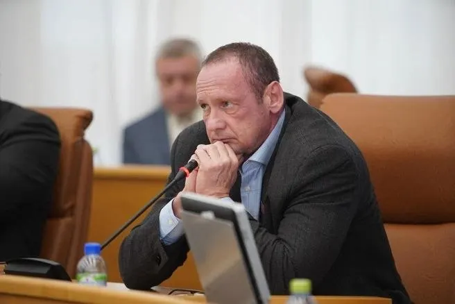 Бывший депутат, лишённый мандата за критику вице‑губернатора, выложил ролик, в котором провожает фигуру на вокзале, записывает заметки и завершает кадр титром «Я иду!». По закону он может снова баллотироваться; возможный соперник — участник СВО Дмитрий Работников.