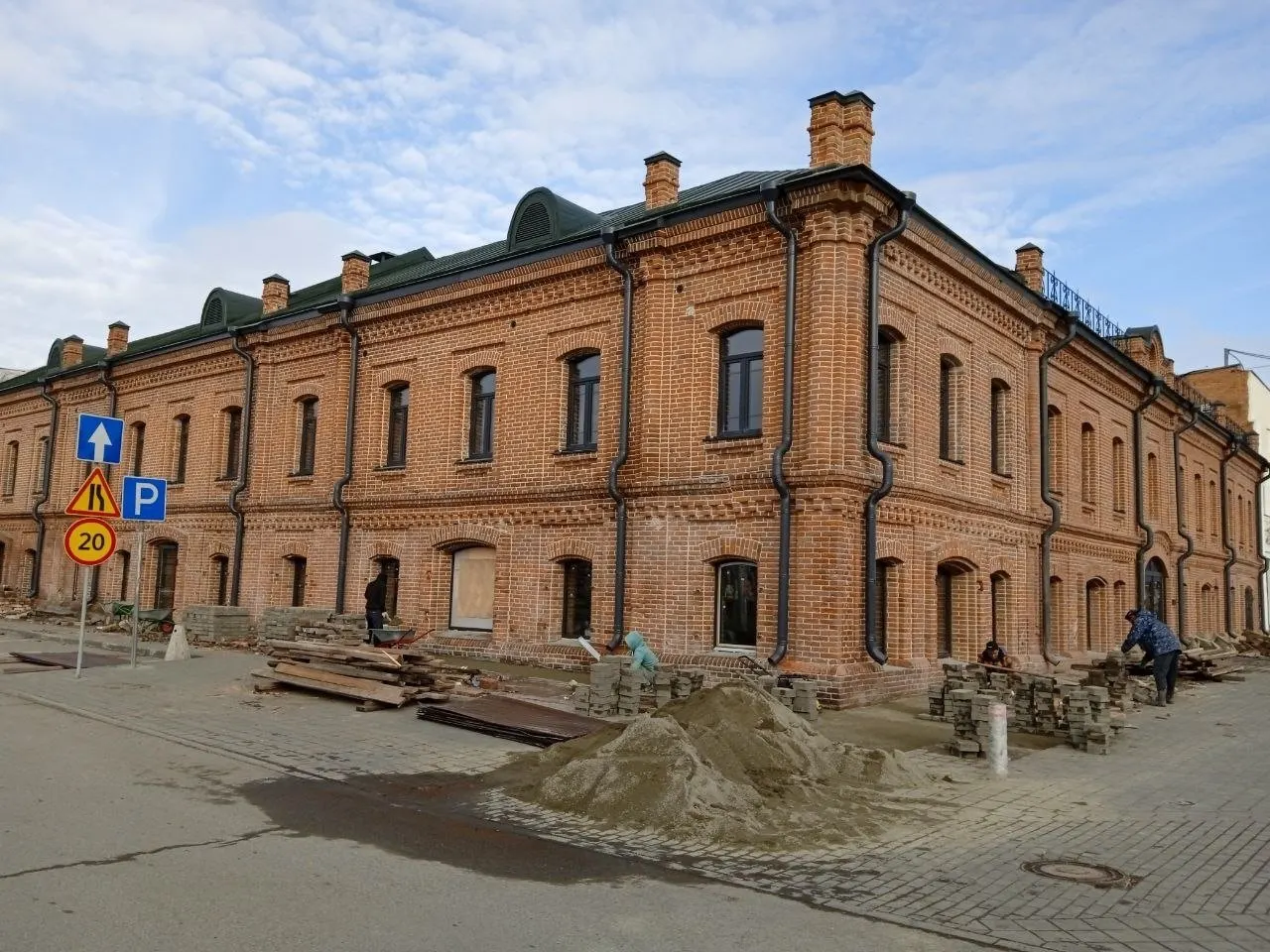 В Барнауле официально начали проводить выездную регистрацию брака в восстановленном торговом доме «Сухов с сыновьями» — это третья в городе площадка для регистрации церемоний.