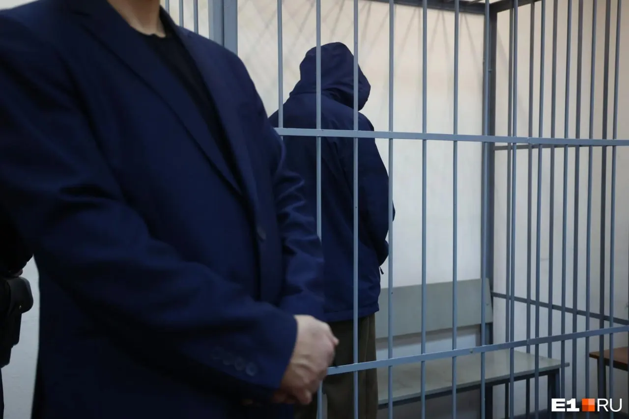 Пятеро задержанных обвиняются в махинациях при продаже квартиры: по версии следствия, для сделки использовали поддельный паспорт. Проверяют возможную связь с «чёрными риелторами».