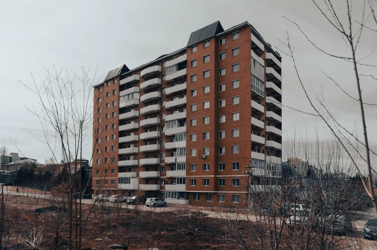 Дом в Иркутске, спорный с 2010 года, официально признали самостроем. Жильцам угрожают отключение коммуникаций и выселение — многие продолжают выплачивать ипотеку.