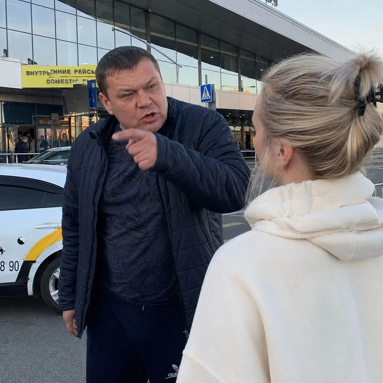 Жительница Барнаула рассказала, что водитель, представившийся таксистом, грубо отреагировал на её предложение подвезти попутчиков бесплатно, угрожал проколоть колёса и сделал фотографию. Вторую сторону пока не комментируют.