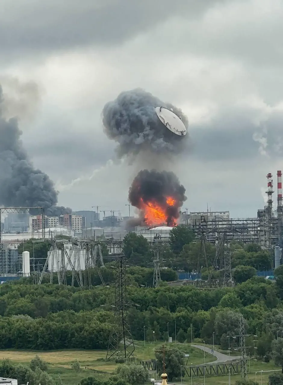 Минобороны сообщило о сотнях сбитых беспилотников за ночь 18 июня. В результате ударов повреждены Московский НПЗ в Капотне, ТЦ «Садовод», зафиксированы пожары и разрушения в нескольких городах Подмосковья, временно ограничено движение по МКАД и был введён режим ограничений в столичных аэропортах.