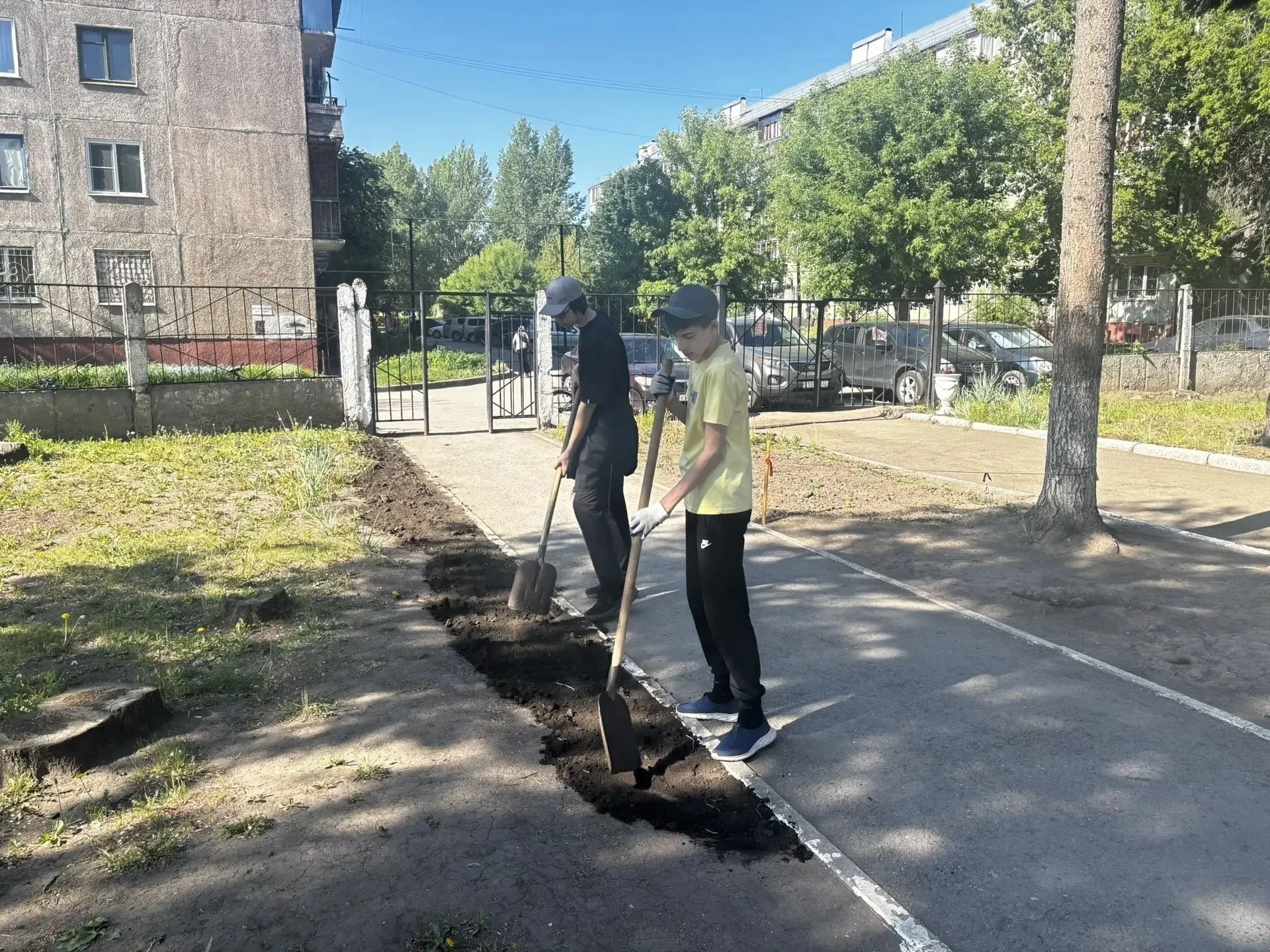Городской комитет по образованию сообщает, что летом более 2 тысяч учеников Барнаула смогут трудоустроиться: уборка, озеленение, мелкий ремонт и подготовка классов, особое внимание — подросткам на профилактическом учёте.