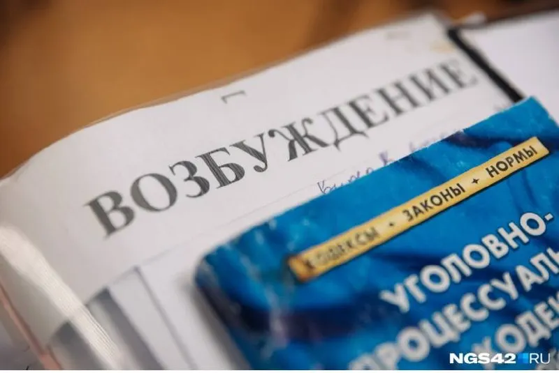 Семилетний ребёнок из Новокузнецка, найденный в закрытом автомобиле на солнцепеке в Таштаголе, умер после нескольких дней в коме. В отношении матери возбуждены уголовные дела, их могут переквалифицировать.