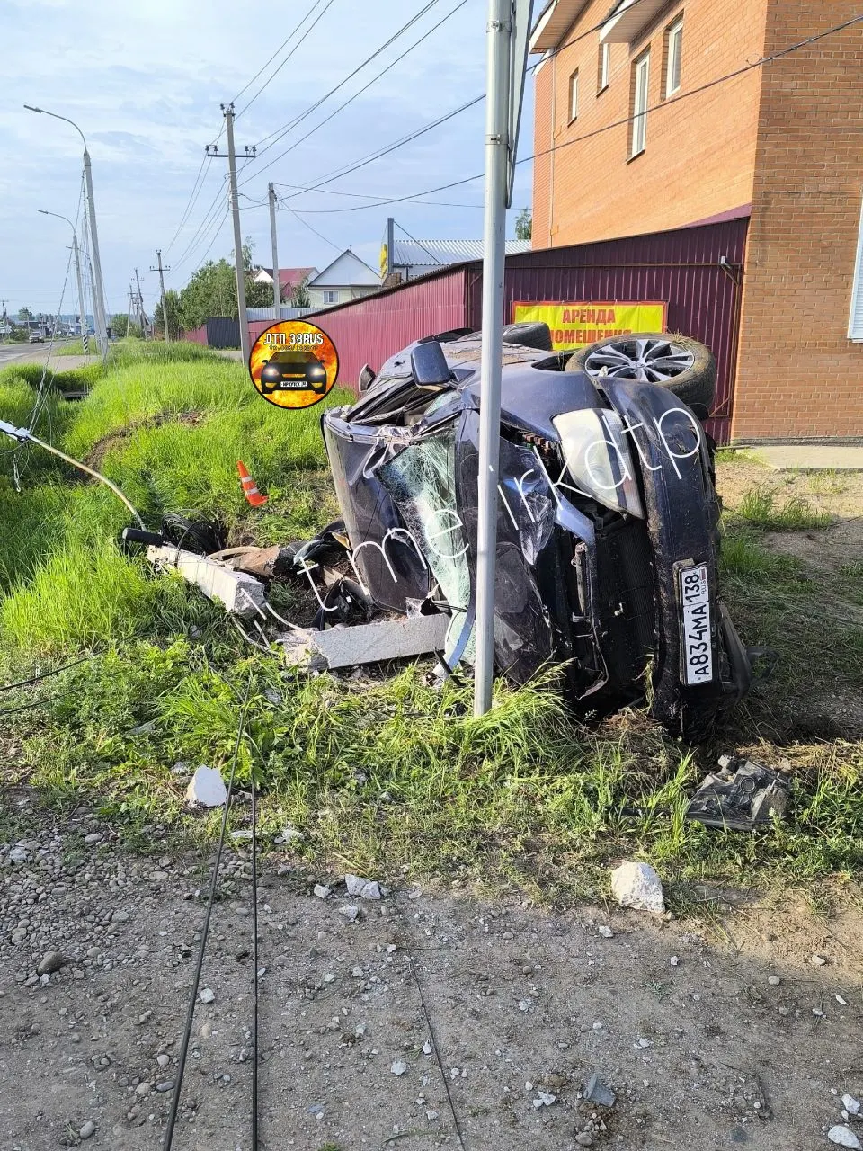 В ДТП на Юбилейной перевернулся Lexus; при столкновении оборвались магистральные кабели. Специалисты планируют восстановить связь к 12:00.