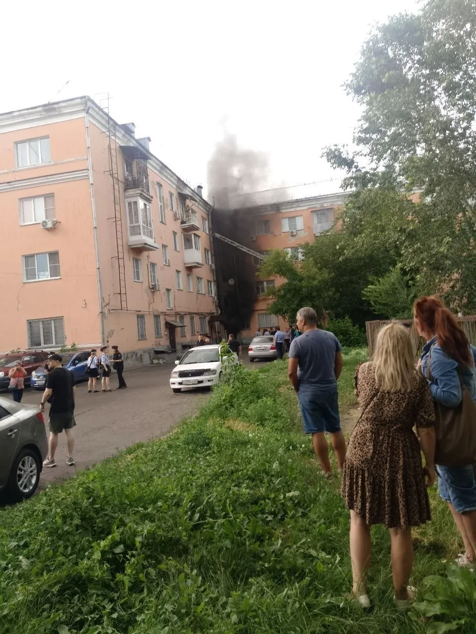 Днём 26 июня в Барнауле загорелся подъезд жилого дома на проспекте Калинина. По данным МЧС, возгорание началось в подвале — предположительно из‑за электросамоката. Эвакуированы 66 человек, открытое горение ликвидировано на площади около 240 м².