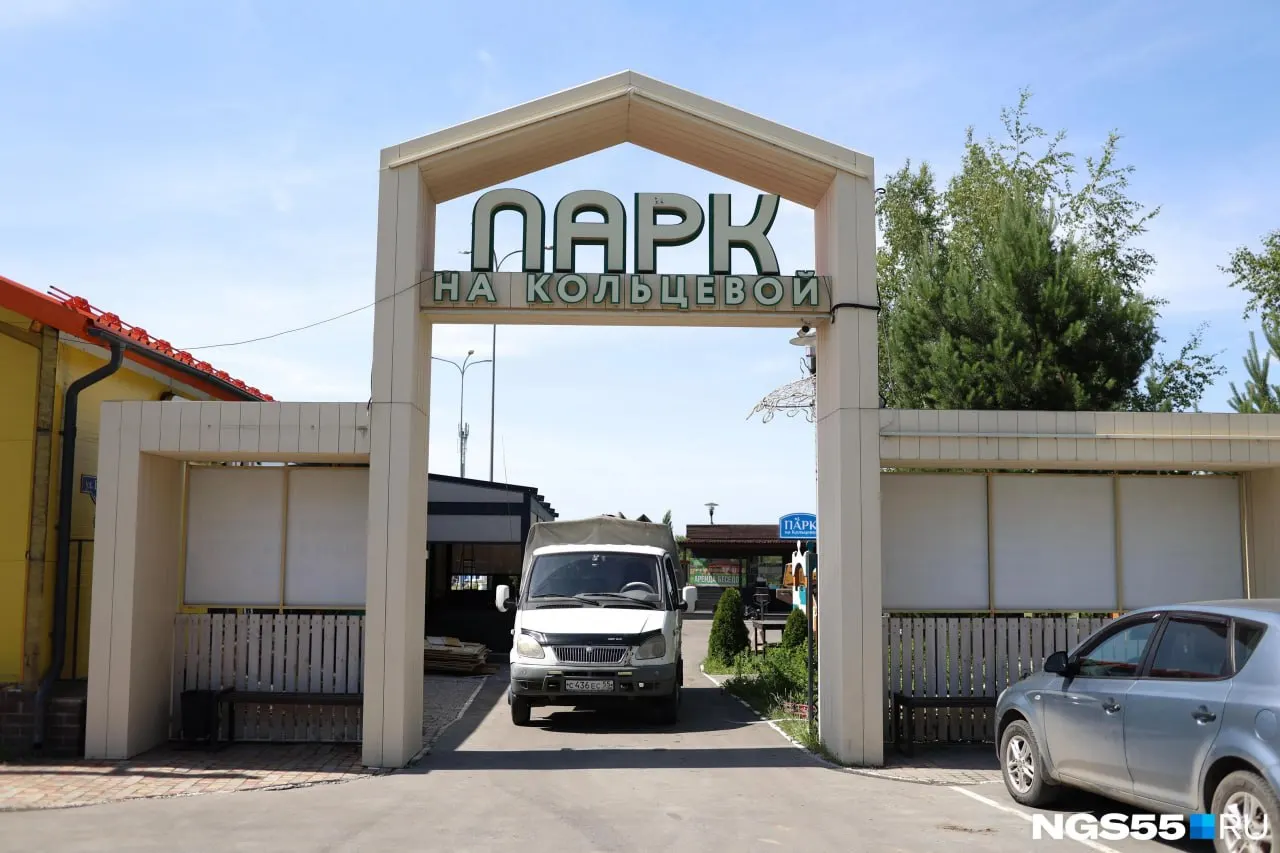 В Омске начался демонтаж «Парка на Кольцевой»: техника на месте, разбирают сооружения, бассейн пуст, на участках лежат доски и шезлонги.