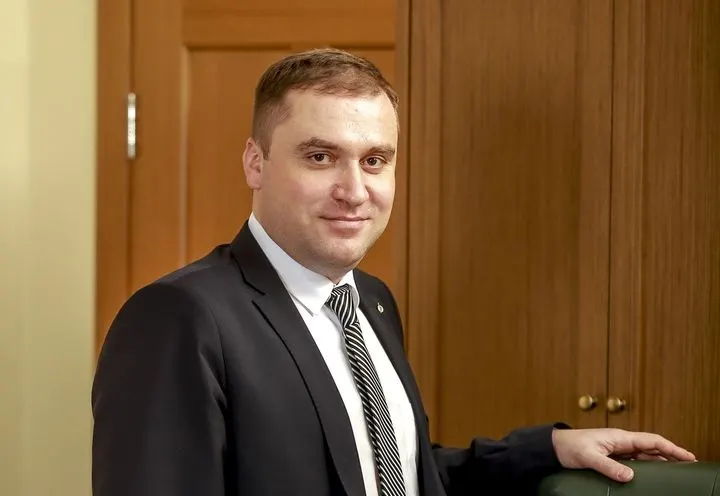 Гендиректор завода «Искра» Сергей Кондратьев получил полномочия депутата заксобрания Новосибирской области и вошёл во фракцию Российской партии пенсионеров за социальную справедливость. Мандат передан после отказа прежнего депутата.