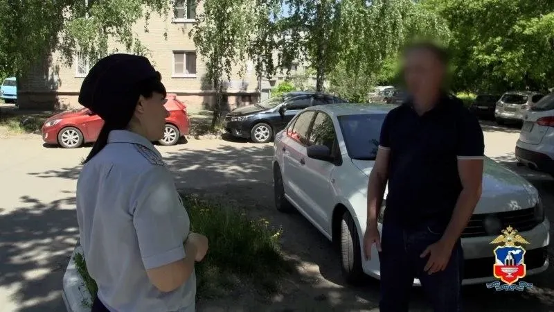 Таксист заподозрил пассажира и сообщил в полицию — 19‑летний мужчина приехал из Екатеринбурга по указанию мошенников и забрал у вдовы участника СВО миллион рублей; деньги вернули, против задержанного возбуждено уголовное дело.