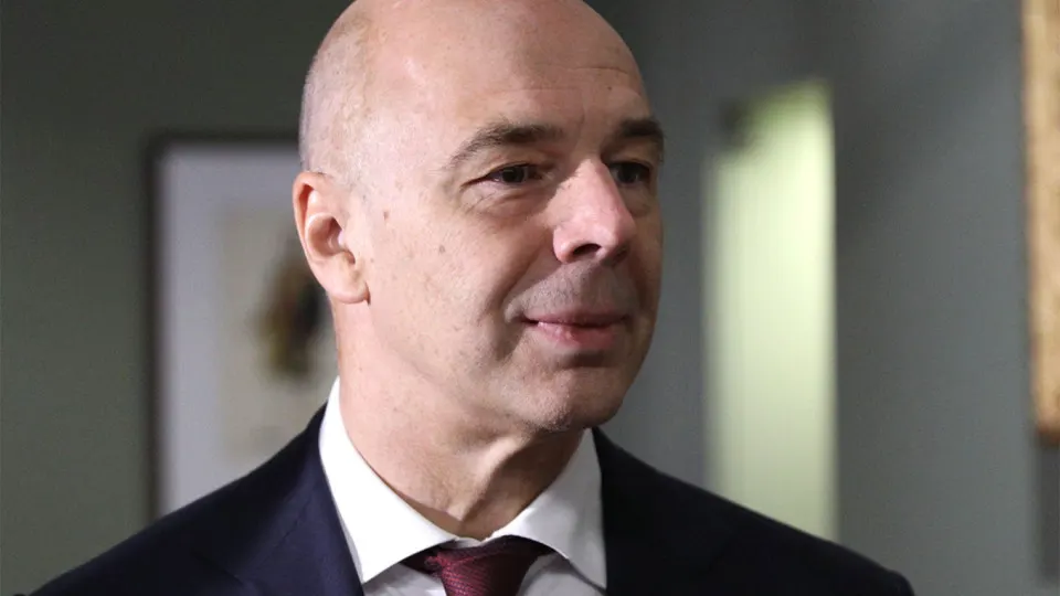 Минфин заявил, что компании топливно-энергетического комплекса должны самостоятельно закупать средства защиты — фондов не планируется. Затраты можно включать в себестоимость. Между тем атаки дронов уже существенно сократили переработку нефти и привели к росту оптовых цен; введены ограничения на экспорт топлива.