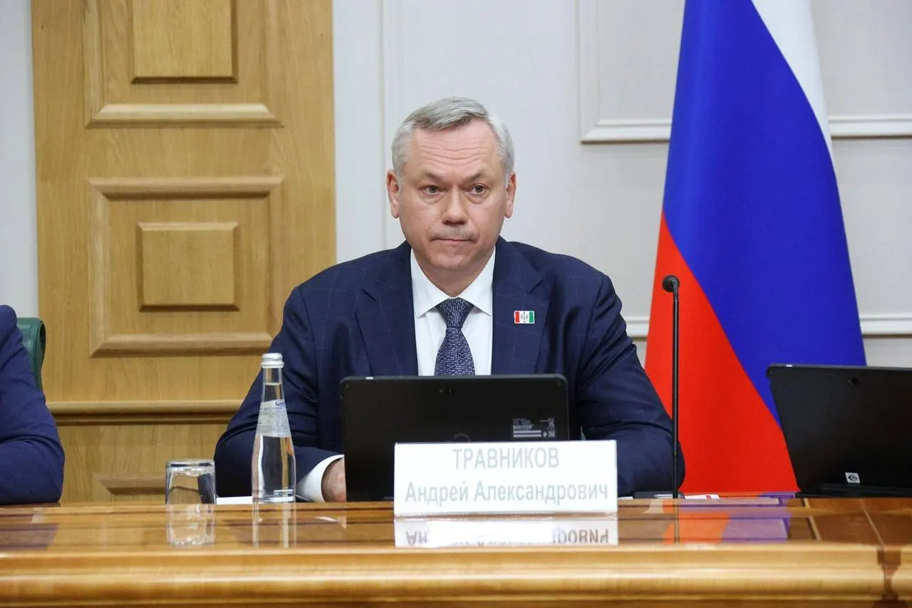 Аэропорт Толмачёво получил вторую ВПП и новый пассажирский терминал, что повысило пропускную способность и привело к быстрому росту пассажиропотока — к 2026 году планируют выйти на показатель около 10 млн человек.