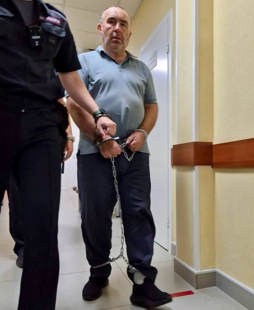 Центральный районный суд Кемерова отправил под стражу 54‑летнего мужчину, которого обвиняют в изнасиловании и убийстве 12‑летней школьницы; подозреваемый отрицает вину.